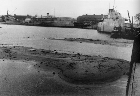 De HERHEN haaks liggend tov Hr.Ms. Neptunus 1956